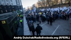 Учасники мітингу біля Кабміну