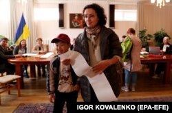 Під час голосування на виборчій дільниці в посольстві України в Киргизстані. Бішкек, 31 березня 2019 року