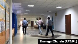 Учаскелік сайлау комиссиясының талабы бойынша полиция қызметкерлері кезектен тыс президент сайлауын бақылаушыны сайлау учаскесінен шығарып жіберді. Ақтөбе, 9 маусым 2019 жыл.