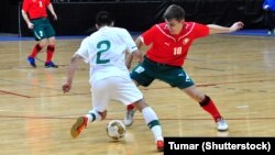 Уладзімер Жыгалка адбірае мяч у партугальскага гульца падчас матчу па футзале ў сакавіку 2012 году. Фота ©Shutterstock