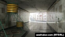 Abatlaýyş işleri geçirilýän ýerasty geçelgelerden biriniň görnüşi. Aşgabat, iýul, 2012.