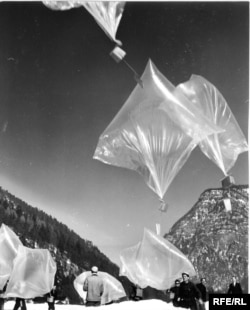 Коммунисттик өлкөлөрдө тыюу салынган адабият 1953--1956-жылдары Батыш Германиядан Чыгыш Европага аба толтурулган баллон аркылуу да учурулуп турган.