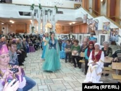 Татар күлмәкләрен күрсәтү