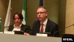 Політолог Антон Шеховцов (праворуч) під час конференції у Римі. 31 травня 2017 року