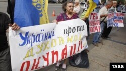 Учасники мітингу біля Києво-Печерської лаври в зв'язку з виборами нового предстоятеля Української православної церкви (Московського патріархату). Київ. 13 серпня 2014 року