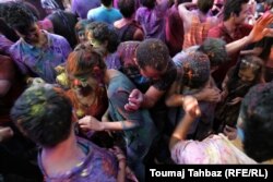 همه همدیگر را رنگی می‌کنند؛ رنگ نماد بهار است و شکوفایی