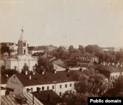 Менская Праабражэнская царква (былы касьцёл кляштару бэнэдыктынак), дзе ў 1942 годзе праходзіў Сабор БПЦ, на якім прымаўся статут Аўтакефальнай царквы. Стаяла на месцы цяперашняга кінатэатру "Перамога". Здымак з фондаў Бібліятэкі Кангрэсу ЗША.