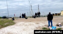 Aşgabadyň "Gul bazarynda" iş berijilere garaşýan raýatlar