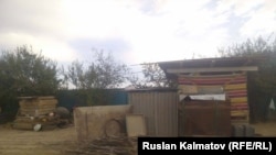 Жер бөлүп берүүнү күткөн тургундар мурдагы үйлөрүн бузуп салган.