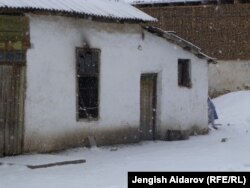 Андарак қишлоғида 2 та уй ва 1 та новвойхона ёқиб ташланган.