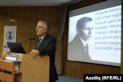 "Төрек тел институты" рәисе Шукру Халук Алкалын чыгыш ясый