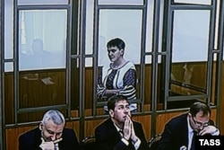 Надія Савченко в залі суду (фото з відеотрансляції)