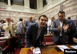 Прем'єр-міністр Греції Алексіс Ципрас після прибуття на засідання партії «СІРІЗА». Афіни, 10 липня 2015 року