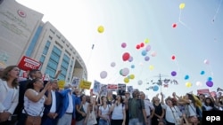 Протестующие против закрытия издания "Джумхуриет" в Стамбуле, 24 июля 2017 г.