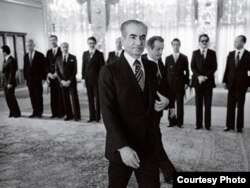 مراسم معرفی کابینه بختیار به شاه