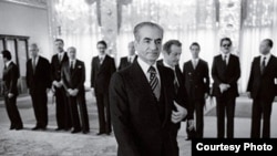 آخرین دیدار شاه با کابینه. بختیار و اعضای کابینه‌اش در پس‌زمینه عکس دیده می‌شوند.