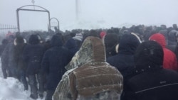 Мужчины, направляющиеся на кладбище в поселке Талапкер на похороны Дулата Агадила.