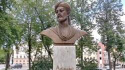 Diňle: Nowaýynyň heýkeliniň ýykylmagy onuň muşdaklarynda nägilelik döretdi