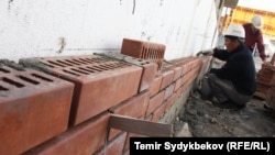 Курулушта иштеген балдар.