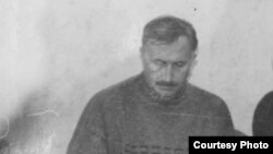 Шәех Нәҗметдин (уртада) Төмән өлкәсе Түбән Тәүде районы Икенче Казанлы авылы мәчетендә, 1994