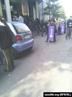 Ucell офислари олдида симкарта олиш учун турнақатор навбатлар пайдо бўлди. (Сурат бугун олинган)