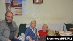 Abdureşit Cepparov (solda) ve Eskender Bariyevniñ anası Dilâra ve babası Enver