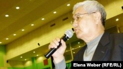 Жахан Махмутов, житель дома №6 в новом микрорайоне Бесоба города Караганды, рядом с которым обрушился дом №7. Караганда, 11 апреля 2012 года.