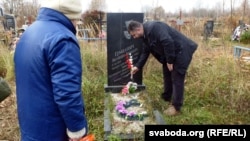 Актывісты на магіле кіраўніка магілёўскай суполкі «Мартыралёг Беларусі», вэтэрана другой усясьветнай вайны, актора Валянціна Ермаловіча