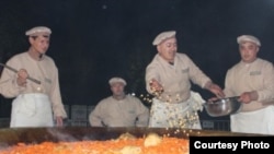 В рамках фестивался лучшие повара столицы сварили самый большой плов