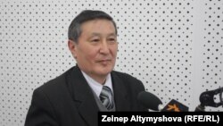 Белгилүү юрист Мукар Чолпонбаев пенсия берүүдө теңсиздик бар деген пикирде.