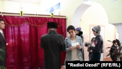 На избирательном участке в Душанбе. 1 марта 2015 года.