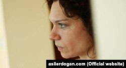 Türk yazıçısı Aslı Erdoğan 15 iyul dövlət çevrilişi cəhdindən sonra "terrot təşkilatına yardım üçün təbliğat aparmaq" ittihamı ilə həbs olunub.