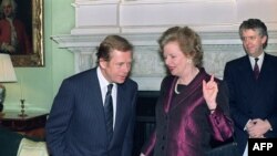 Британи -- Чехословакин президент ХIавел Вацлав (Аьр) ладугIуш ву шега Британин премьер-министро Тэтчер Маргарета дуьйцучуьнга, Даунинг стрит, Лондон, 21Заз1990