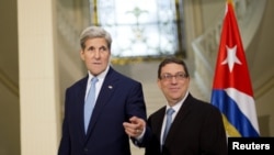 АКШ Мамкатчысы Жон Керри Кубанын тышкы иштер министри Бруно Родригез менен. 2015-жыл