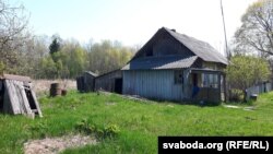 У гэтай хаце Кацярына Лявоньцеўна жыве 60 год