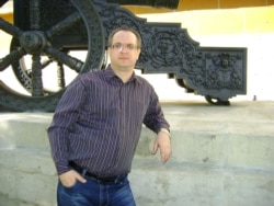 Автор статті біля Мазепиної гармати. 2014 рік