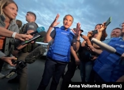 Голова МАГАТЕ Рафаель Гроссі спілкується зі ЗМІ після того, як він і частина членів місії МАГАТЕ повернулися із Запорізької АЕС. КПП українських силовиків у Запорізькій області, 1 вересня 2022 року