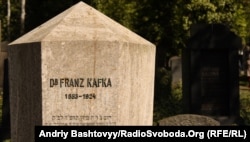 مقبرهٔ فرانتس کافکا در گورستان یهودیان در پراگ