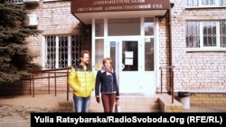 Жанна та Олексій Шумаки біля приміщення Окружного адміністративного суду в Дніпрі