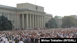 Бишкек бош майдонига Ҳайит намозини ўқиш учун ўн минглаб одамлар йиғилди.