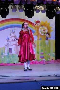 Зилия Колмәмәтова җырлый