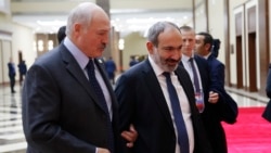 Kazakhstan - Belarusian President Alexander Lukashenko (L) and Armenian Prime Minister Nikol Pashinian talk during a CSTO summit in Astana, November 8, 2018.