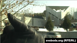 На пахаваньні сабралася каля сотні чалавек, і сярод іх, па словах невядомых, былі людзі, якія не жадалі трапіць у аб’ектыў журналістаў, таму, паводле словаў невядомых, сям’я загіблага накіравала іх прагнаць журналістаў