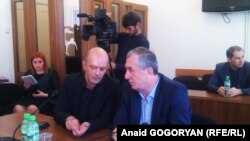 Депутат Алмас Джапуа беседует с коллегой Асланом Кобахия, 17/04/2016, фото Анаид Гогорян