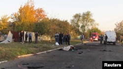 Тіла загиблих під час обстрілу в селищі Сартана, 14 жовтня 2014 року