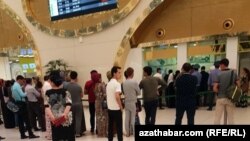Aşgabadyň aeroportunda duran raýatlar (Illýustrasiýa suraty)