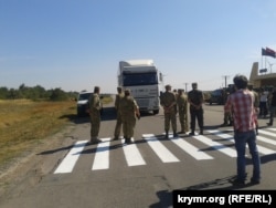 Faaller yarımada ve Herson vilâyetiniñ memuriy sıñırında Ukrayina yük maşinalarınıñ areketini blok ete, 2015 senesi sentâbr ayı
