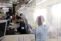 У США продовжують відновлювати роботу підприємства по всій країні, попри виявлення щодня близько 23 тисяч нових випадків COVID-19