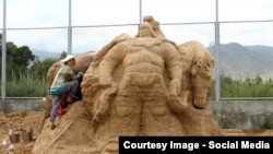 Четырехметровая фигура Манаса из песка.