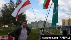 Сяргей Мякека, кандыдат у дэпутаты ад «Гавары праўду», агітуе пад трыма сьцягамі